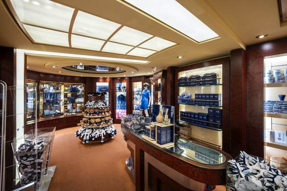MSC Cruises MSC Fantasia Shopping - Credit - Ivan Sarfatti - MSC Rights 5.jpg